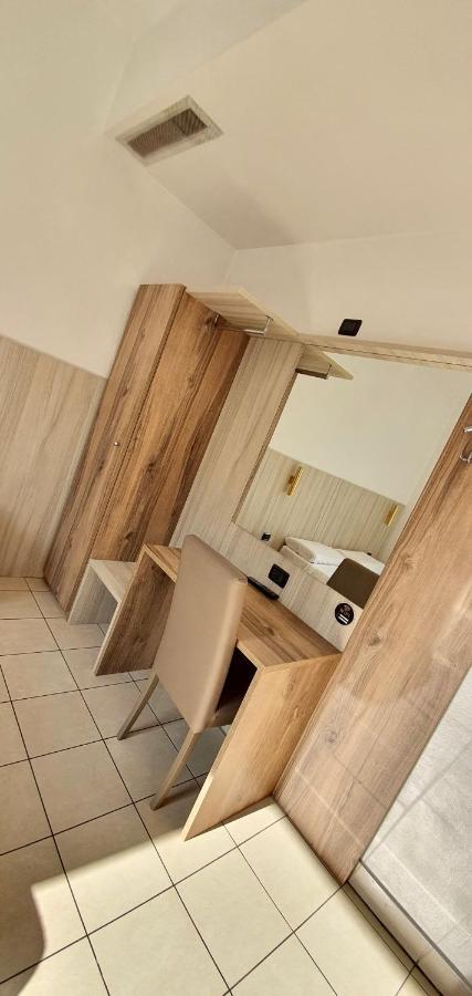 Hotel Mondial Milan Bagian luar foto