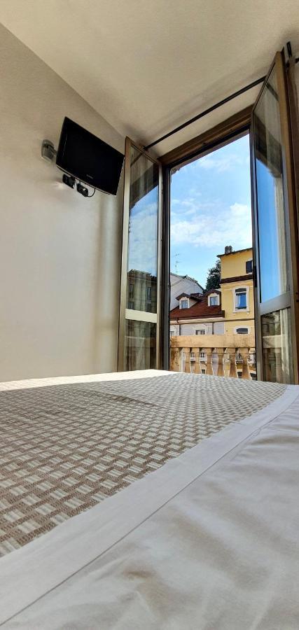 Hotel Mondial Milan Bagian luar foto