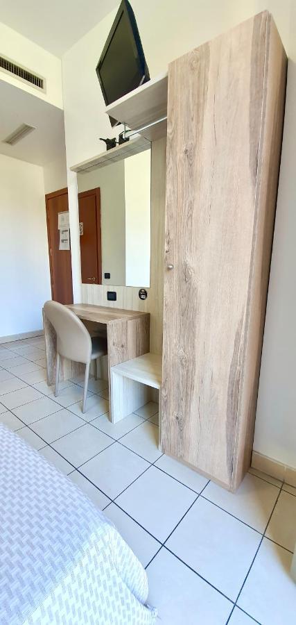 Hotel Mondial Milan Bagian luar foto