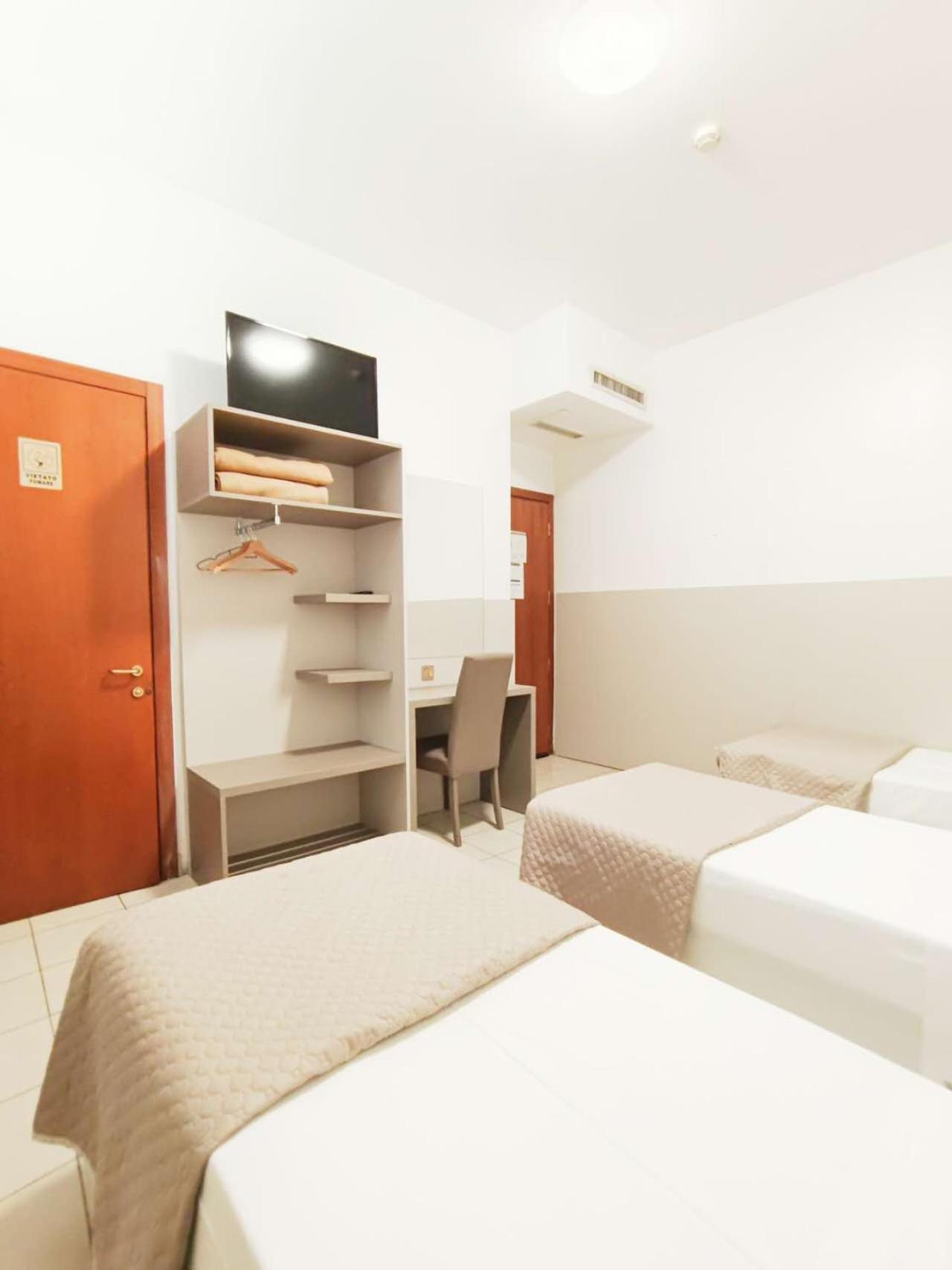 Hotel Mondial Milan Bagian luar foto