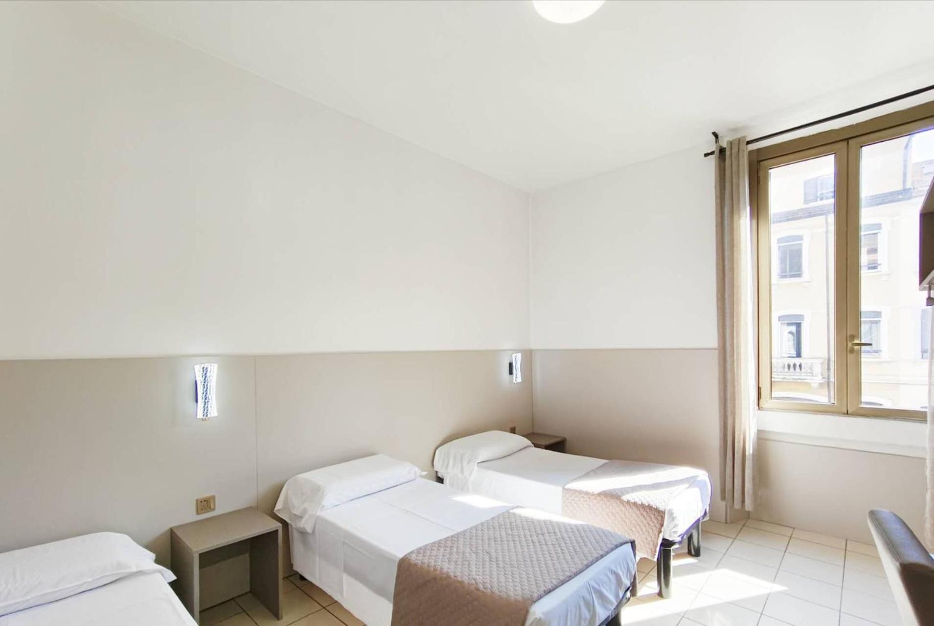 Hotel Mondial Milan Bagian luar foto