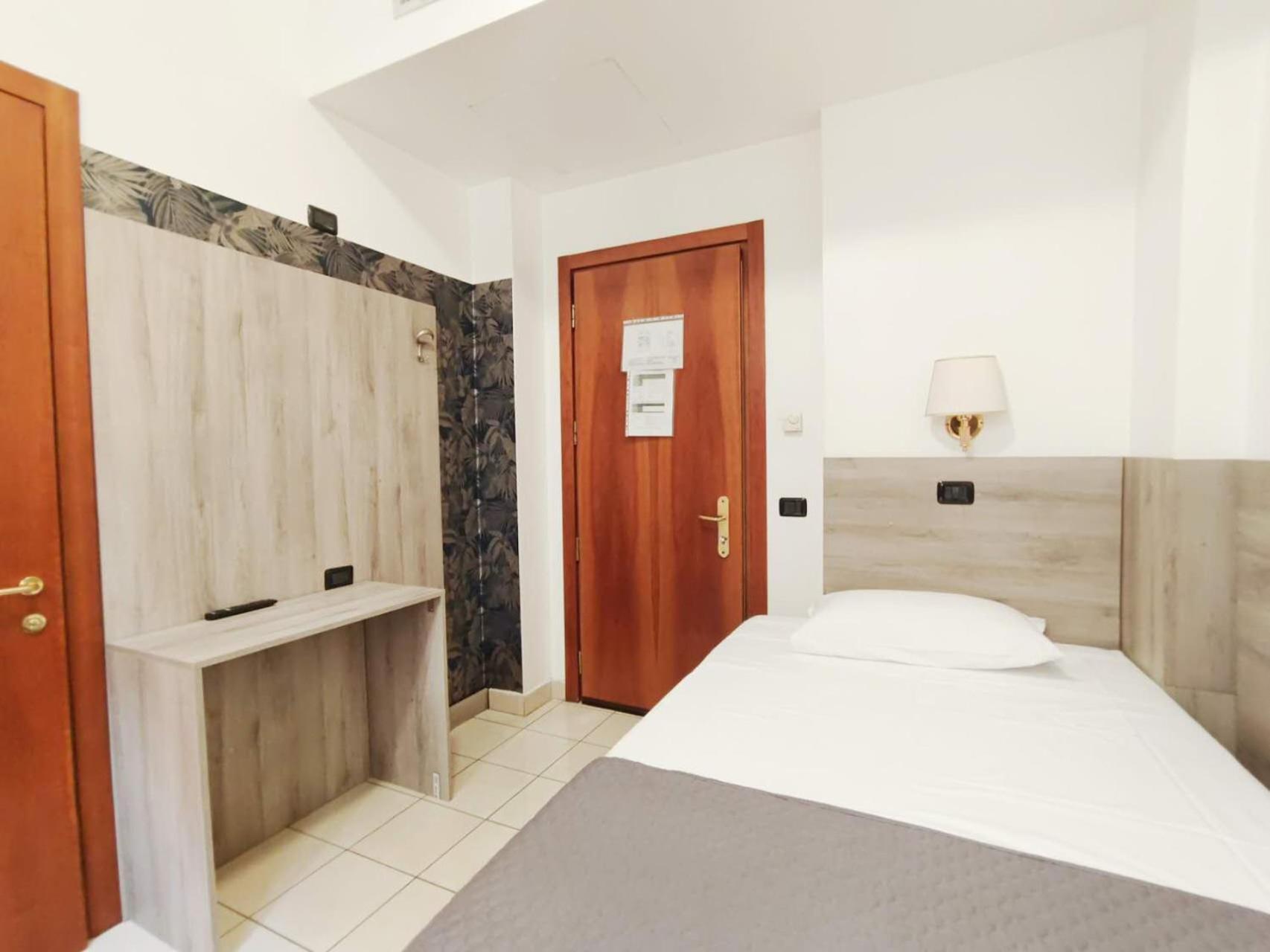 Hotel Mondial Milan Bagian luar foto