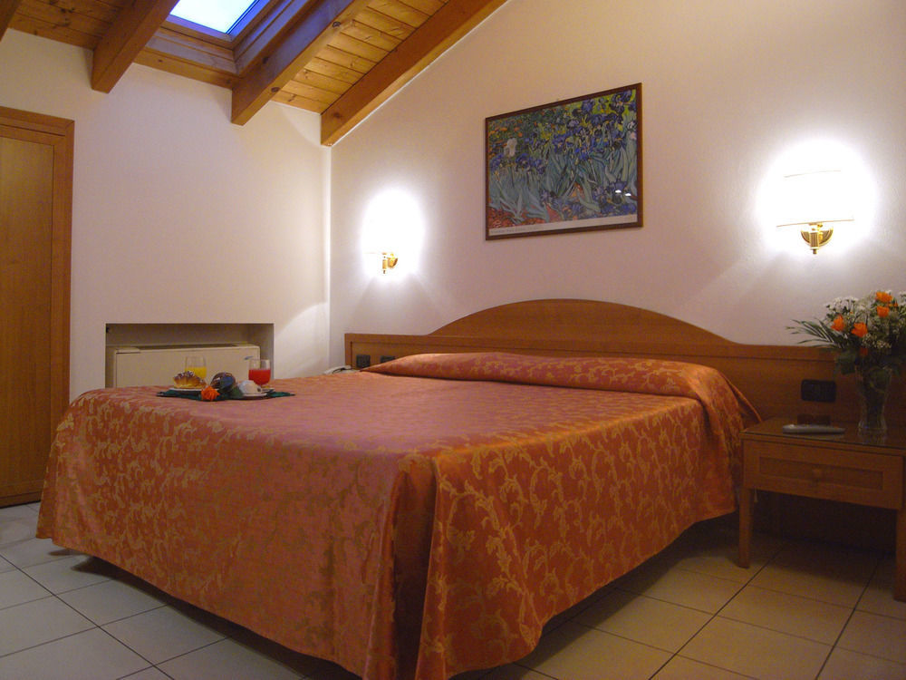 Hotel Mondial Milan Bagian luar foto