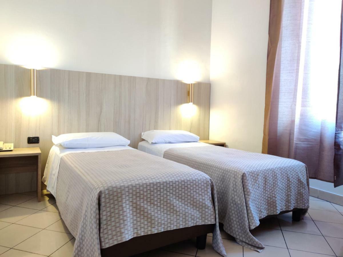 Hotel Mondial Milan Bagian luar foto